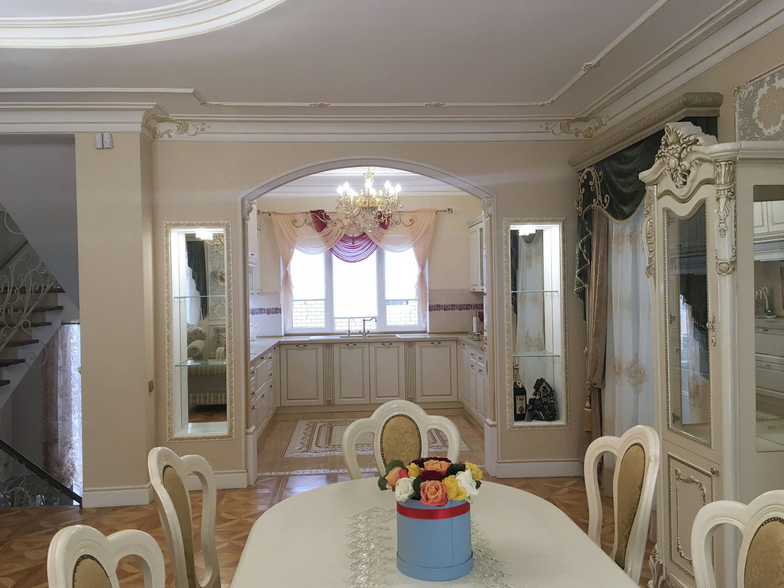 Интерьер столовой в классическом стиле, барокко, рококо и готике