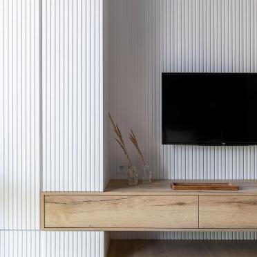 Интерьер с телевизором на рейках и телевизором на стене  смотреть на Basicdecor