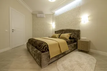 Интерьер спальни cветильниками над кроватью в неоклассике смотреть на Basicdecor