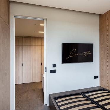 Интерьер спальни с телевизором на стене  смотреть на Basicdecor
