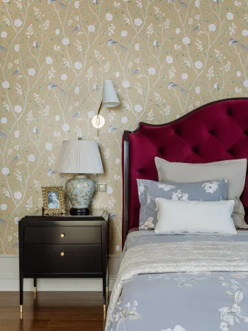 Интерьер спальни с акцентными обоями за кроватью  смотреть на Basicdecor