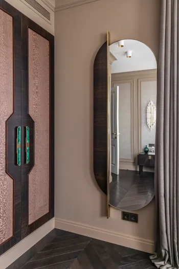 Интерьер прихожей с проходной и зеркалом на двери  смотреть на Basicdecor