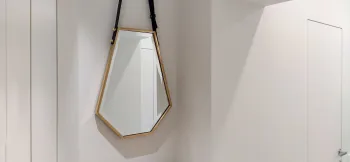 Интерьер с зеркалом на двери  смотреть на Basicdecor