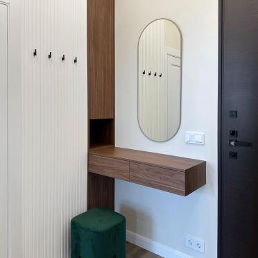 Интерьер прихожей с проходной и ресепшном  смотреть на Basicdecor