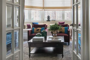 Интерьер гостиной с окном, с эркером и жалюзи в марокканском смотреть на Basicdecor
