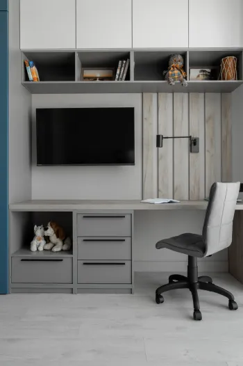 Интерьер с для мальчика и рабочим столом у окна  смотреть на Basicdecor