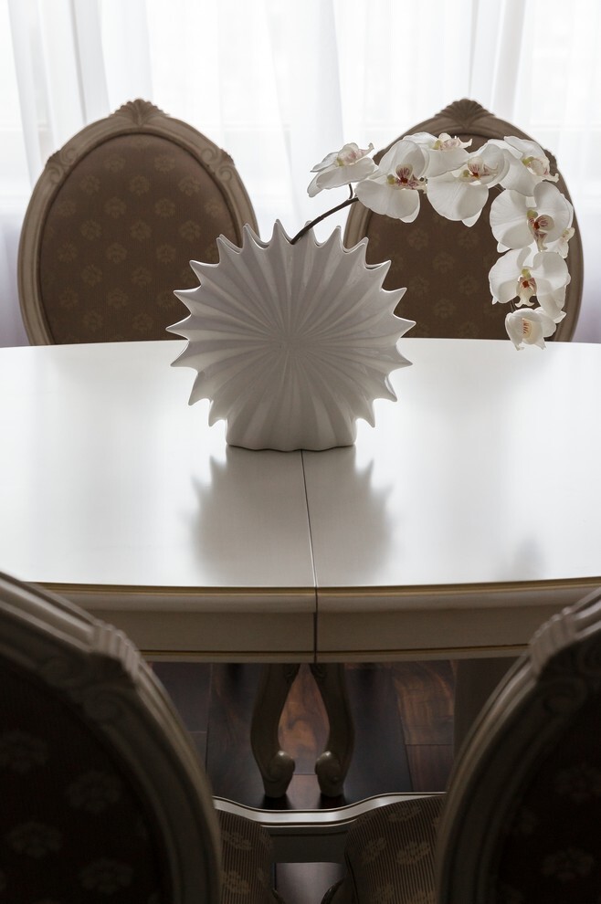 Интерьер столовой с декором стола в классическом стиле