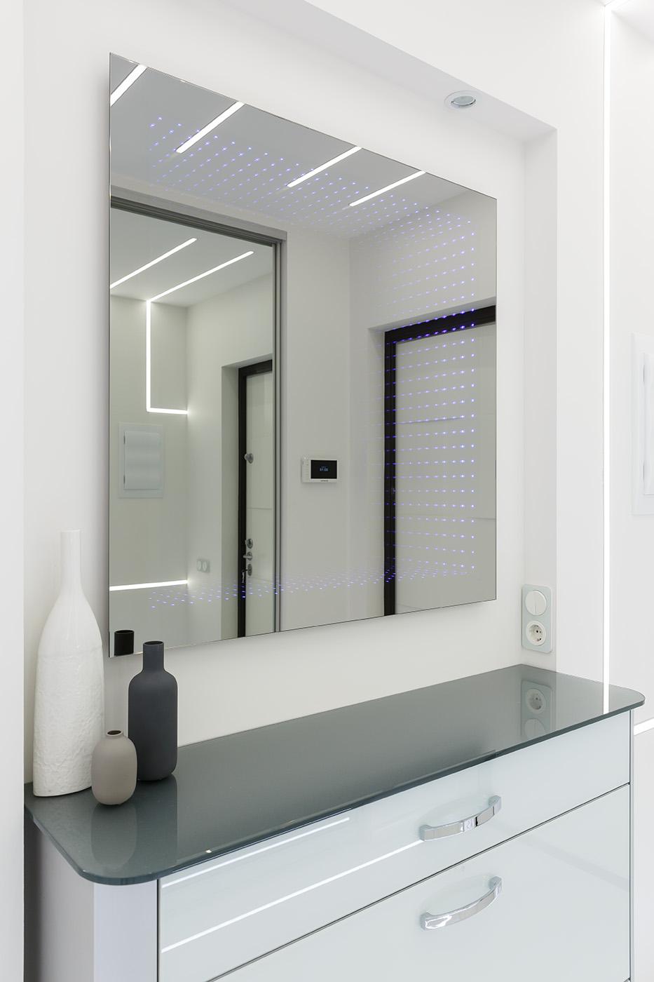 Интерьер ванной с зеркалом на двери, подсветкой настенной, подсветкой светодиодной и с подсветкой