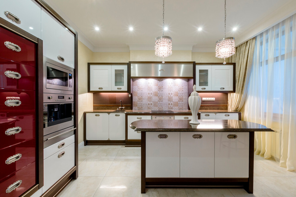 Интерьер кухни с подсветкой настенной и подсветкой светодиодной в классическом стиле