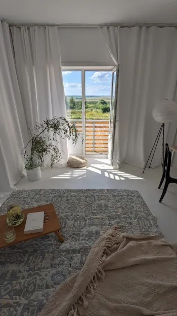 Интерьер спальни с без окна в скандинавском стиле и бохо смотреть на Basicdecor