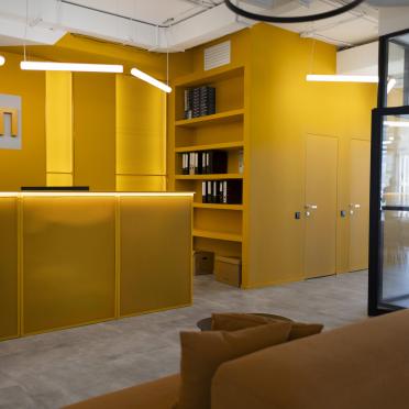 Интерьер гостиной c подсветкой  смотреть на Basicdecor