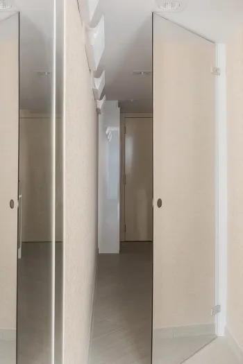 Интерьер с зеркалом на двери в современном стиле смотреть на Basicdecor
