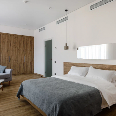 Интерьер спальни cветильниками над кроватью  смотреть на Basicdecor