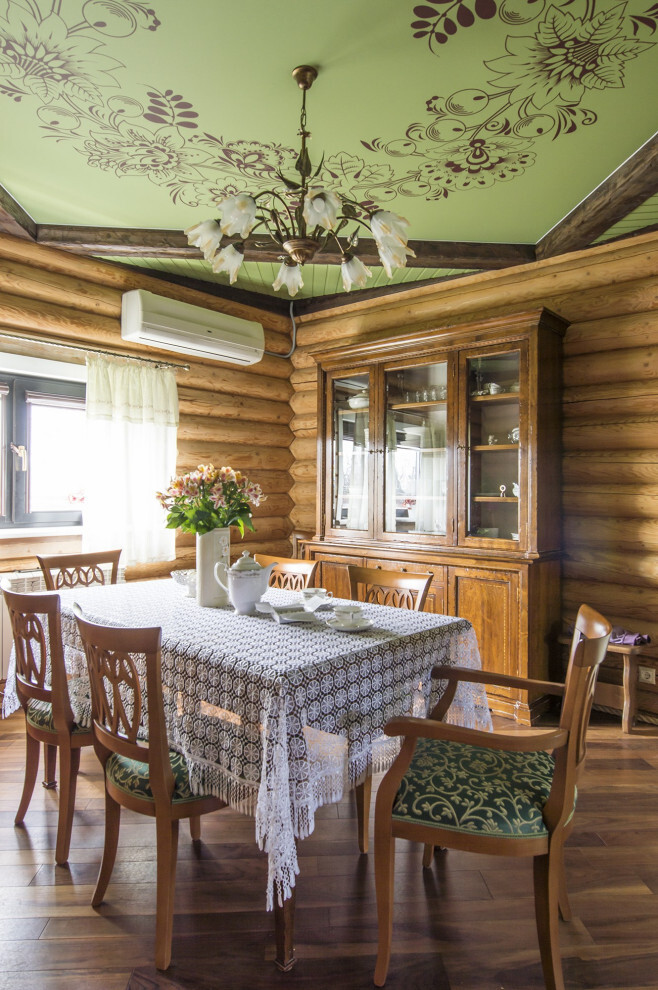 Интерьер столовой с в деревянном доме в стиле кантри и рустике