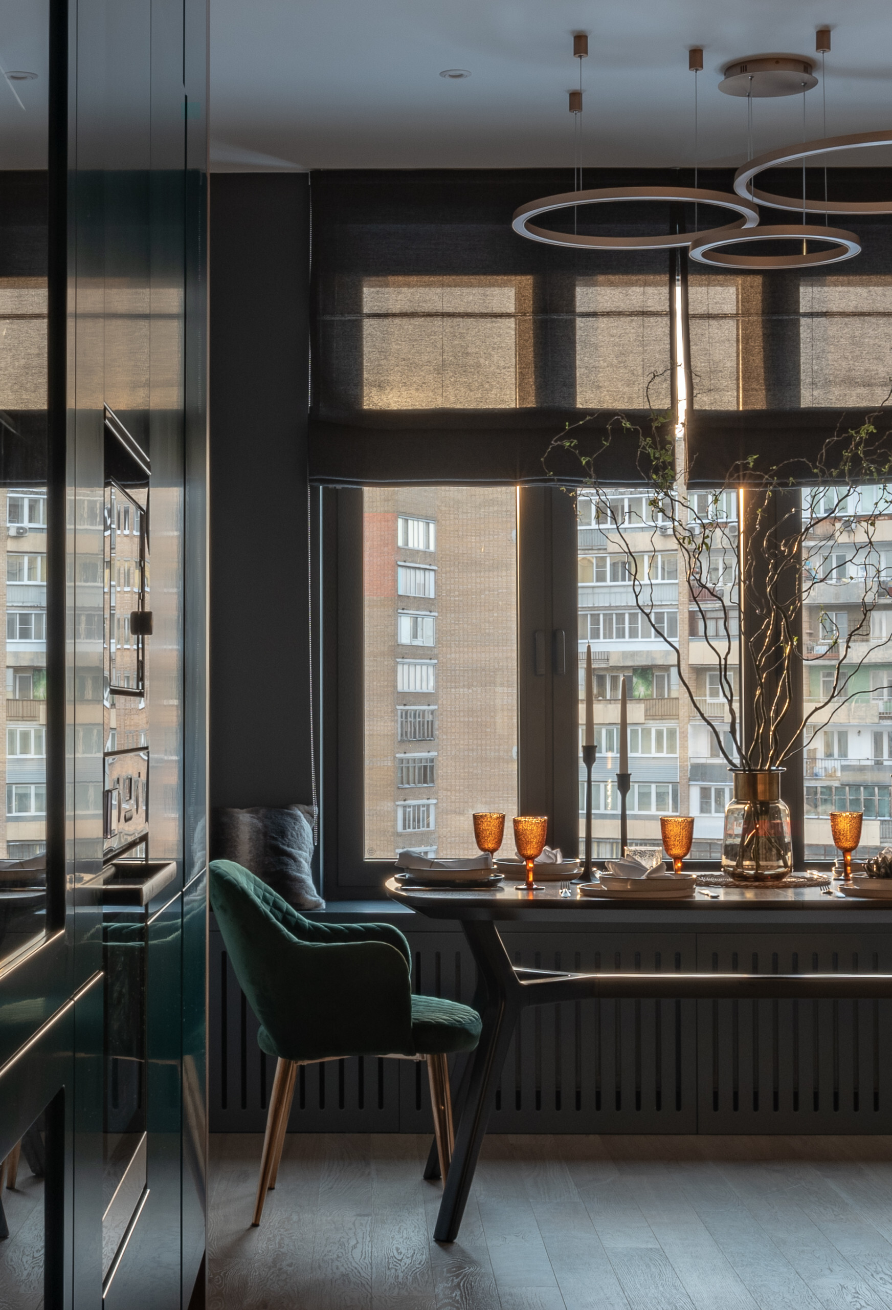 Интерьер кухни с окном, жалюзи и вертикальными жалюзи в современном стиле