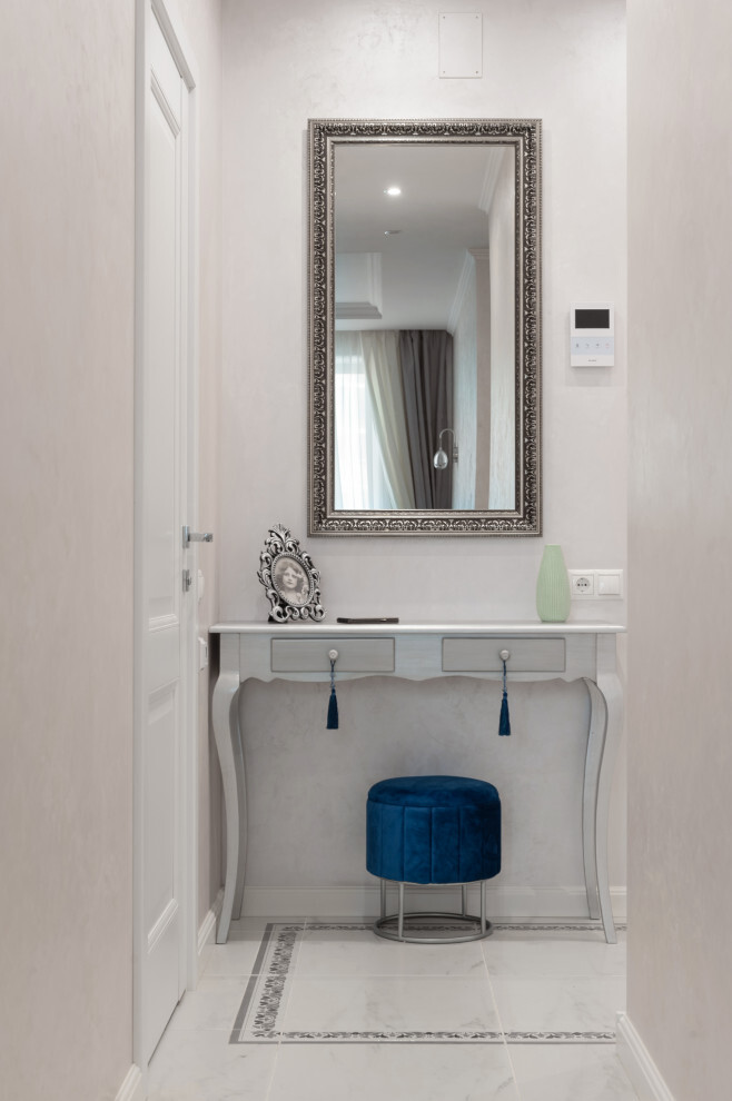 Интерьер ванной с зеркалом на двери в неоклассике