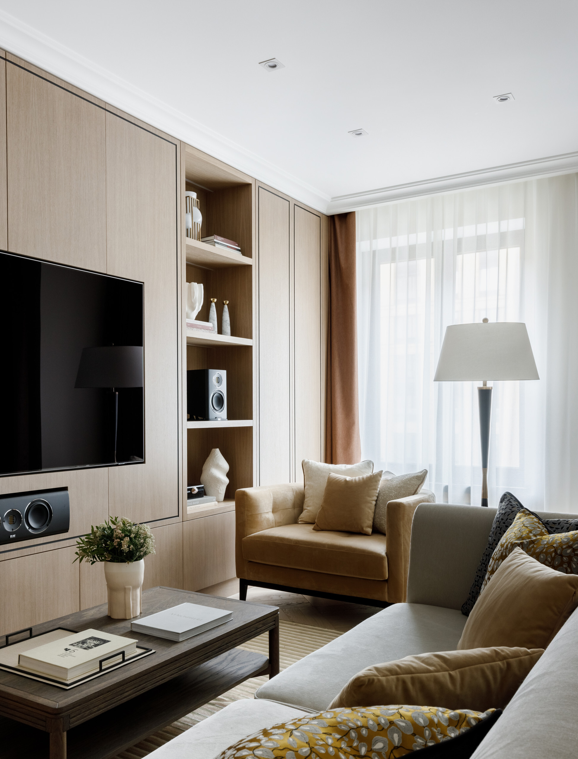 Интерьер гостиной cтеной с телевизором, телевизором на стене, нишей для телевизора и подсветкой настенной в современном стиле