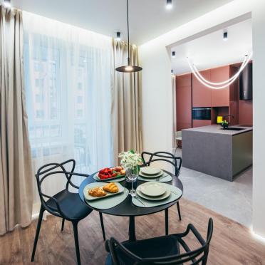 Интерьер кухни cветильниками над столом  смотреть на Basicdecor
