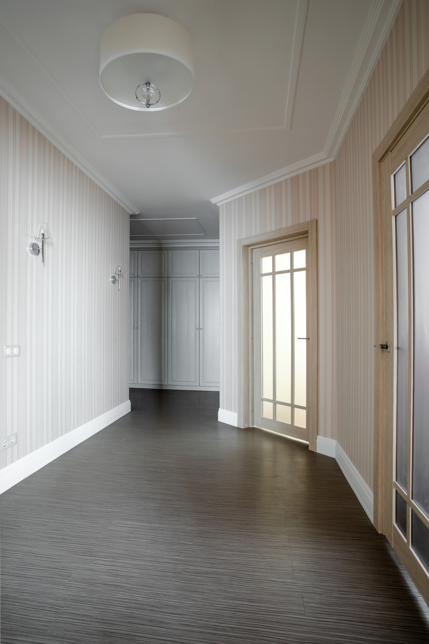 Интерьер коридора с подсветкой настенной и подсветкой светодиодной в классическом стиле