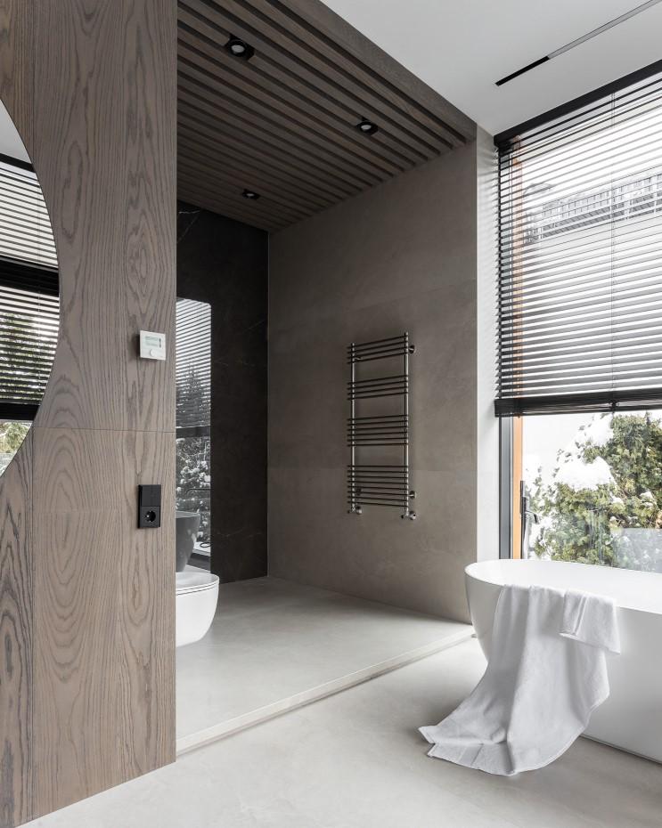 Интерьер ванной с жалюзи и дверными жалюзи в стиле лофт