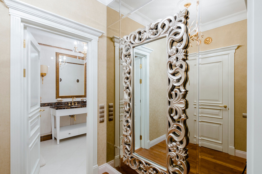 Интерьер ванной с зеркалом на двери в классическом стиле