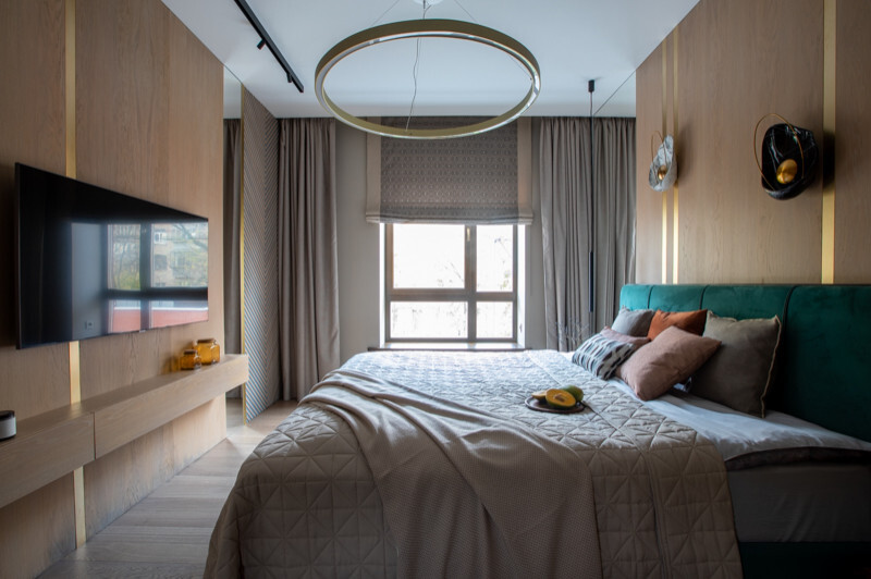 Интерьер спальни с бра над кроватью, подсветкой настенной и светильниками над кроватью в современном стиле и в стиле лофт