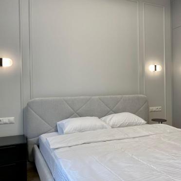 Интерьер спальни cветильниками над кроватью  смотреть на Basicdecor
