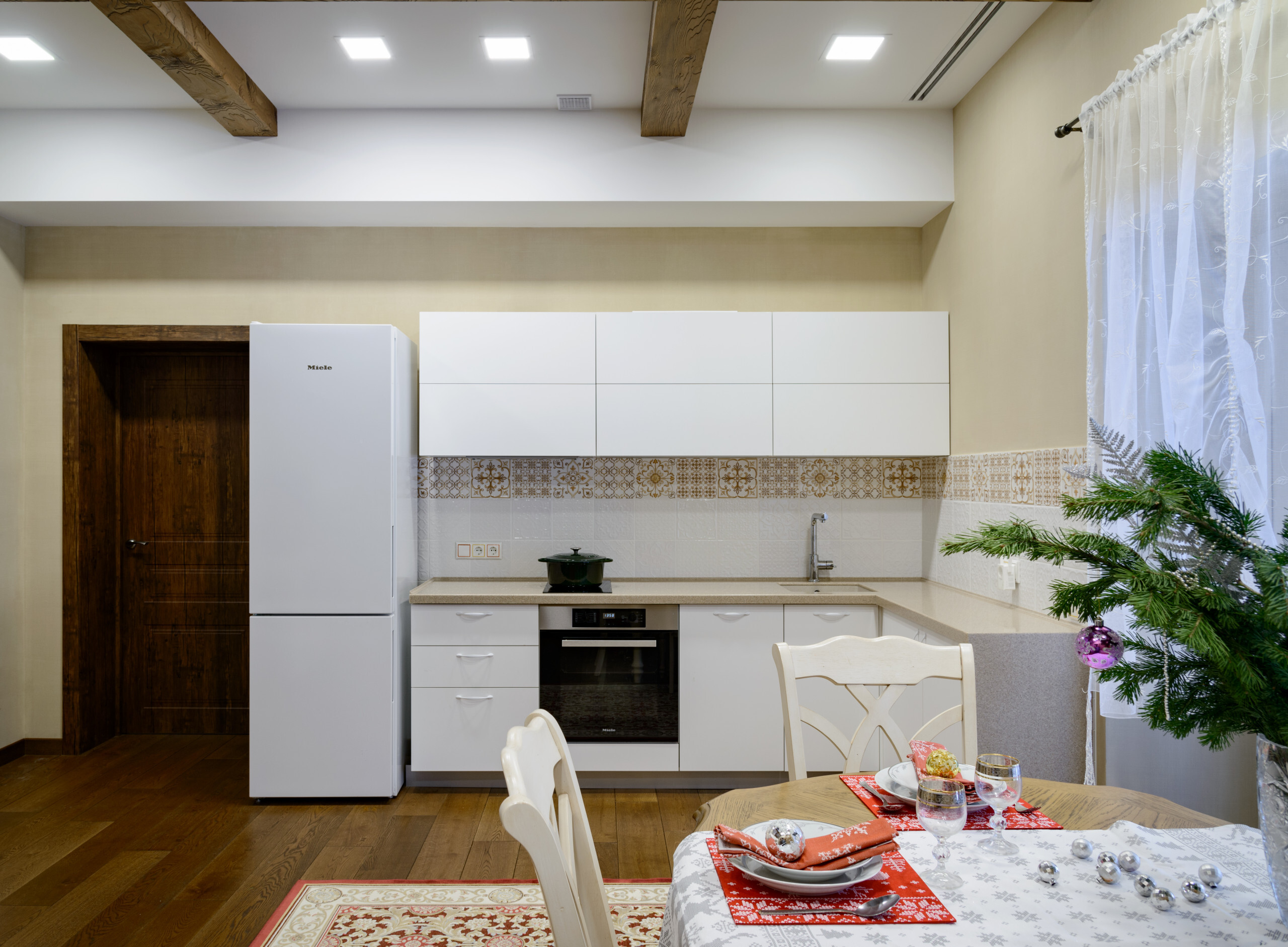 Интерьер кухни cветовыми линиями, подсветкой настенной и подсветкой светодиодной в рустике