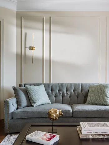 Интерьер гостиной с картинами над камином  смотреть на Basicdecor