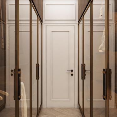 Интерьер гардеробной с проходной, проемом и зеркалом на двери  смотреть на Basicdecor
