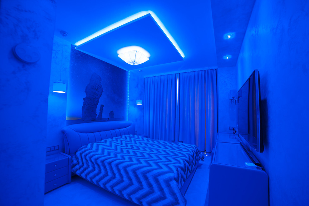 Интерьер с нишей с подсветкой, световыми линиями, рейками с подсветкой, подсветкой настенной, подсветкой светодиодной, светильниками над кроватью и с подсветкой в современном стиле