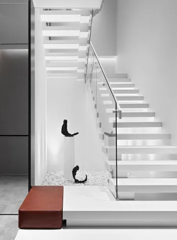 Интерьер с под лестницей  смотреть на Basicdecor