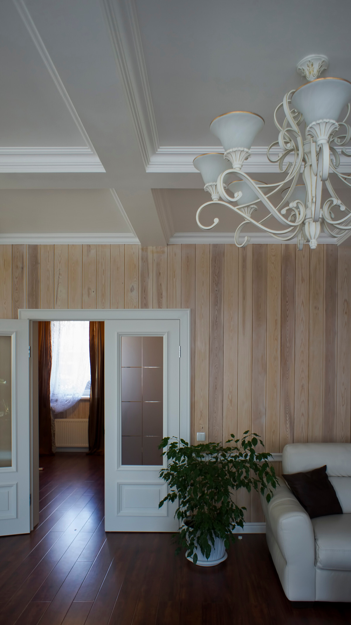 Интерьер прихожей с в деревянном доме и рейками с подсветкой в современном стиле
