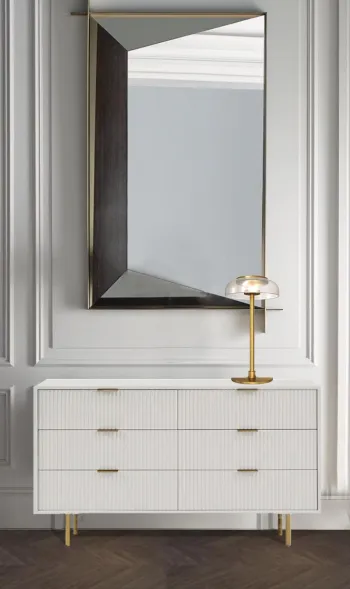 Интерьер спальни с зеркалом над комодом  смотреть на Basicdecor
