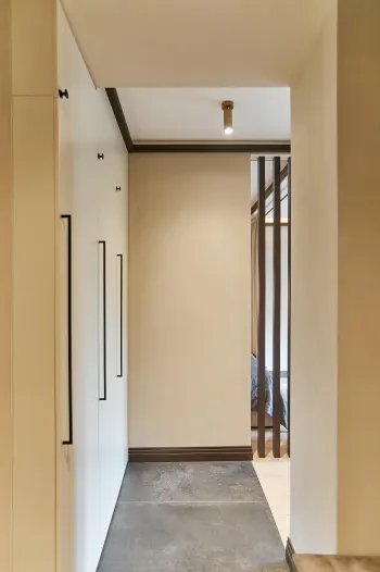 Интерьер коридора с проходной  смотреть на Basicdecor