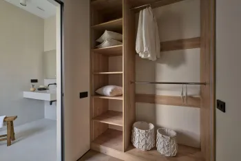 Интерьер спальни с гардеробной и гардеробной зой кроватью  смотреть на Basicdecor