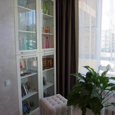 Интерьер с зонированием шторами  смотреть на Basicdecor