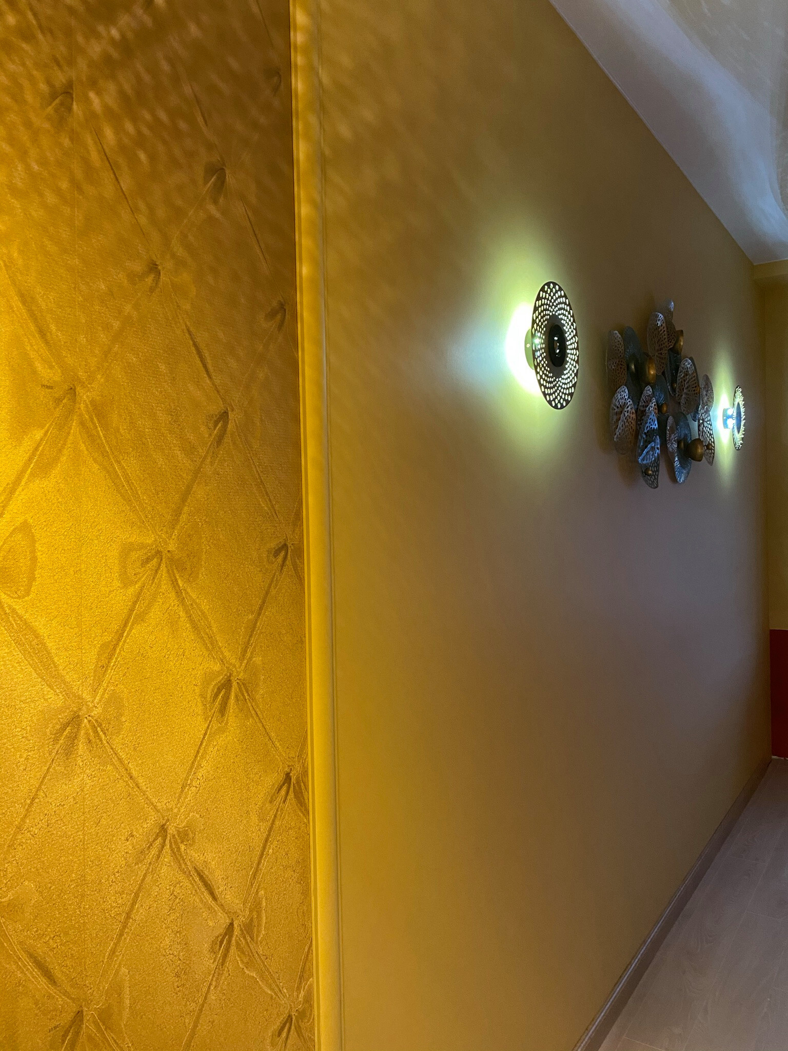 Интерьер коридора с нишей с подсветкой, подсветкой настенной, подсветкой светодиодной и с подсветкой в современном стиле
