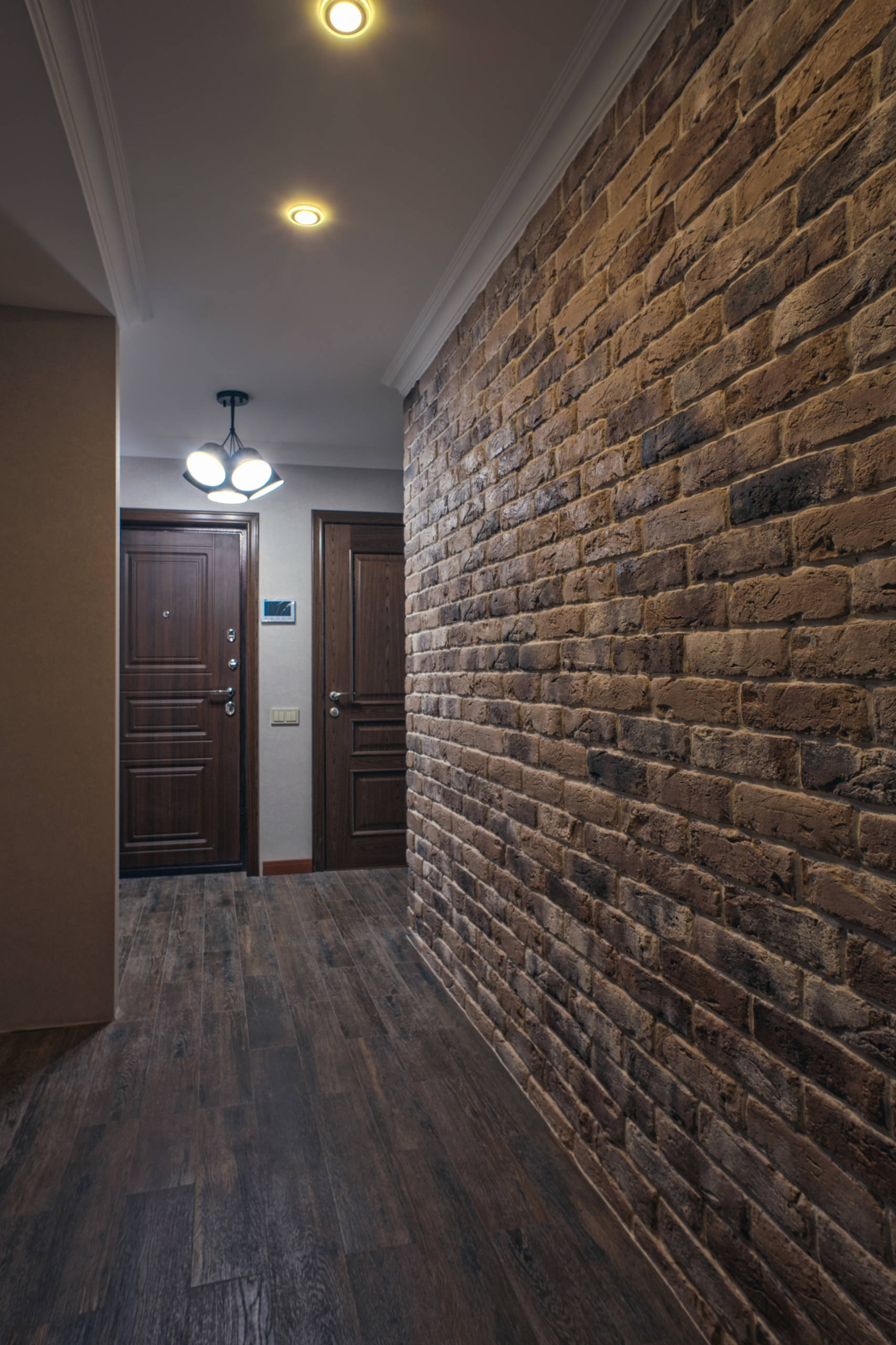 Интерьер коридора с подсветкой настенной и подсветкой светодиодной в современном стиле