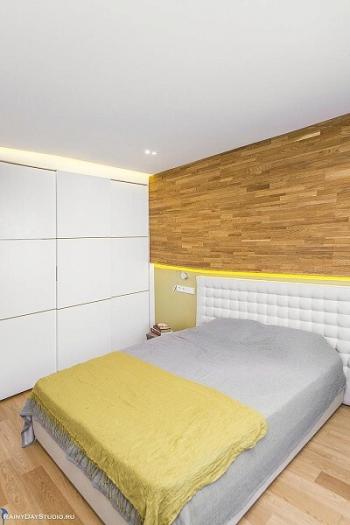 Интерьер спальни с шкафом напротив кровати и шкафом у кровати в скандинавском стиле