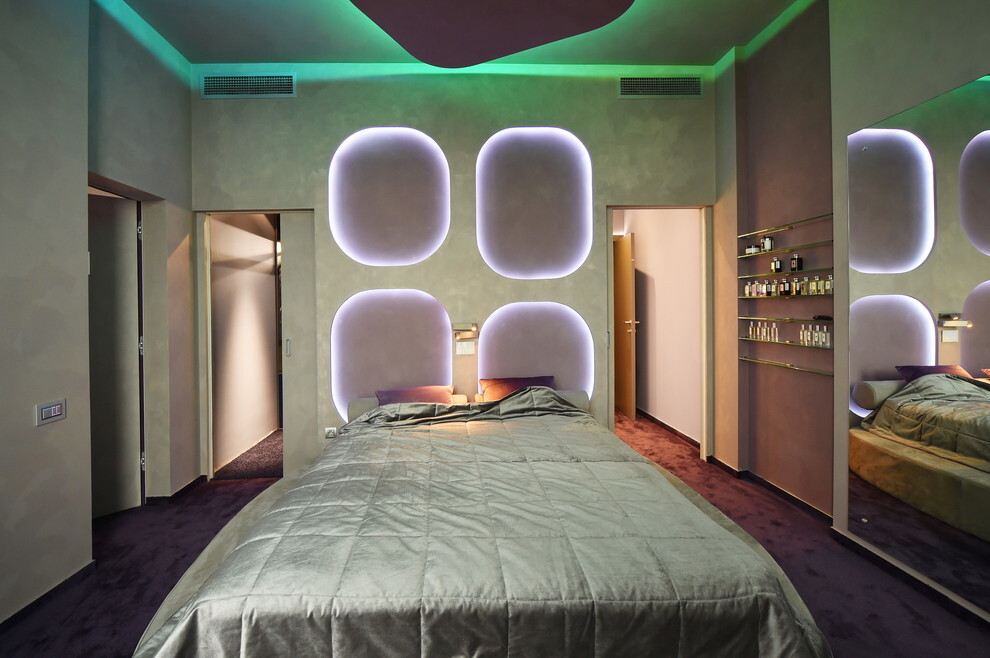 Интерьер спальни с нишей с подсветкой, сауной, световыми линиями, рейками с подсветкой, бра над кроватью, подсветкой настенной, подсветкой светодиодной, светильниками над кроватью, подсветкой рабочей зоны и с подсветкой