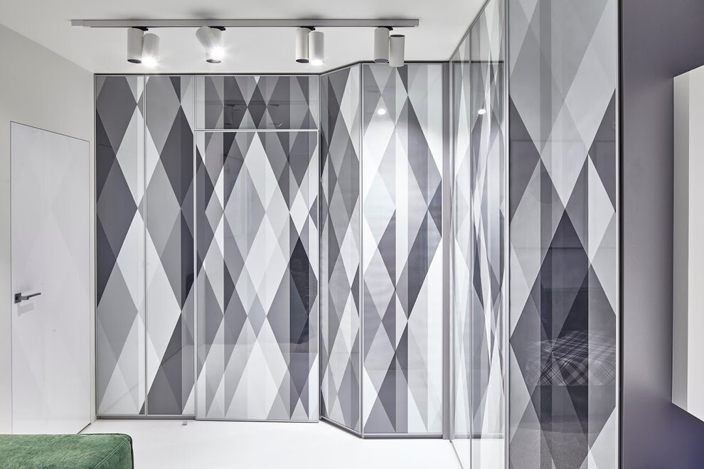 Интерьер ванной с перегородкой, зонированием шторами, перегородкой раздвижной и вертикальными жалюзи в современном стиле