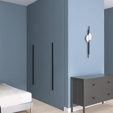 Интерьер с шкафами вокруг двери и шкафом у кровати  смотреть на Basicdecor