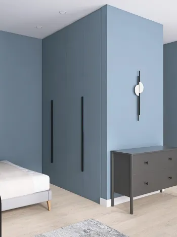 Интерьер с шкафами вокруг двери и шкафом у кровати  смотреть на Basicdecor