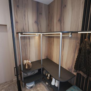 Интерьер с гардеробной и хранением верхней одежды  смотреть на Basicdecor