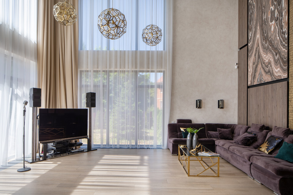 Интерьер гостиной с подсветкой настенной в современном стиле