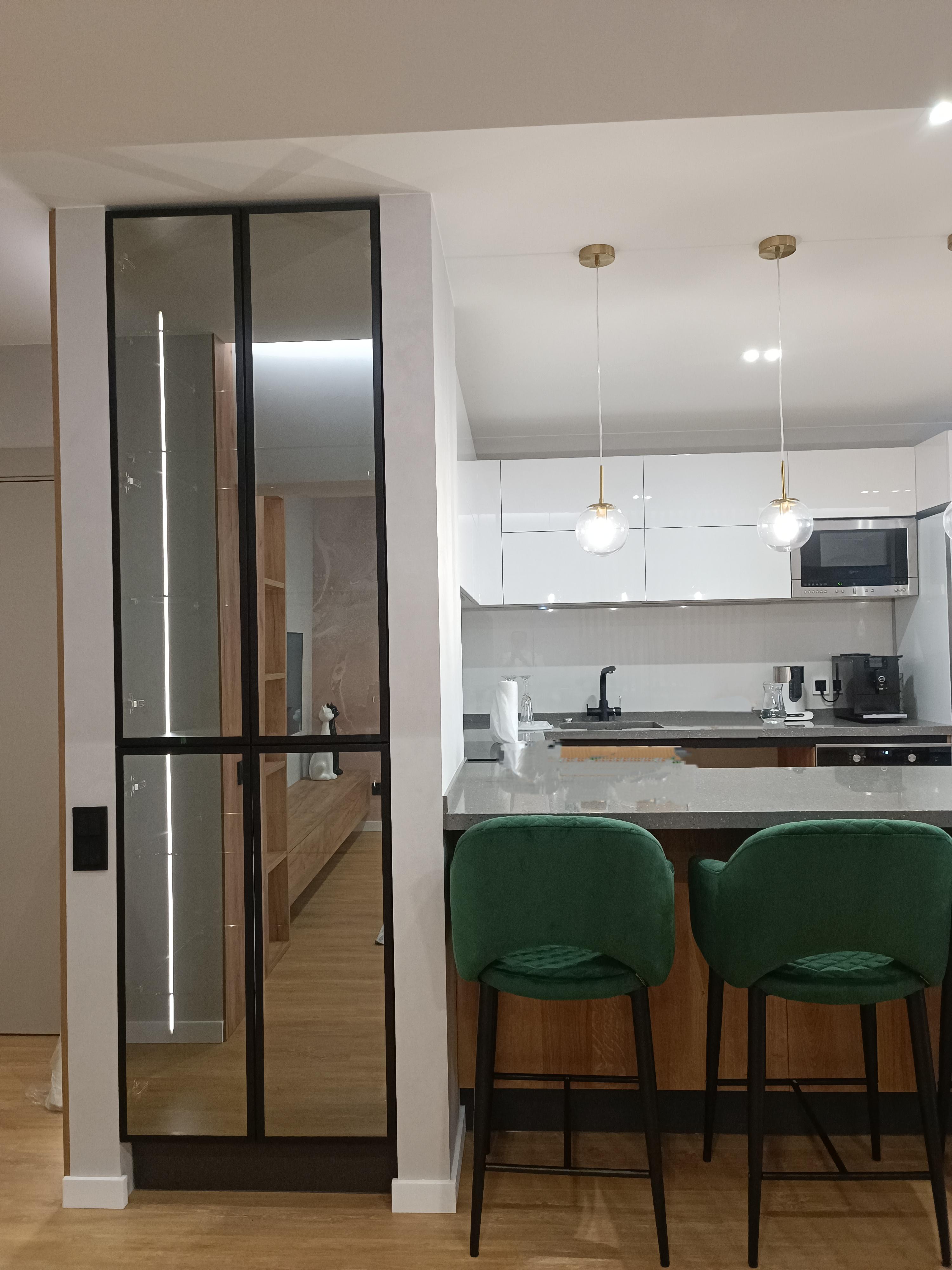 Интерьер кухни с перегородкой раздвижной и зеркалом на двери