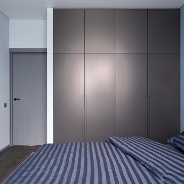 Интерьер спальни с шкафом над кроватью  смотреть на Basicdecor
