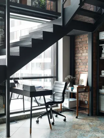 Интерьер кабинета с лестницей в стиле лофт смотреть на Basicdecor