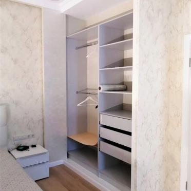 Интерьер гардеробной с гардеробной  смотреть на Basicdecor